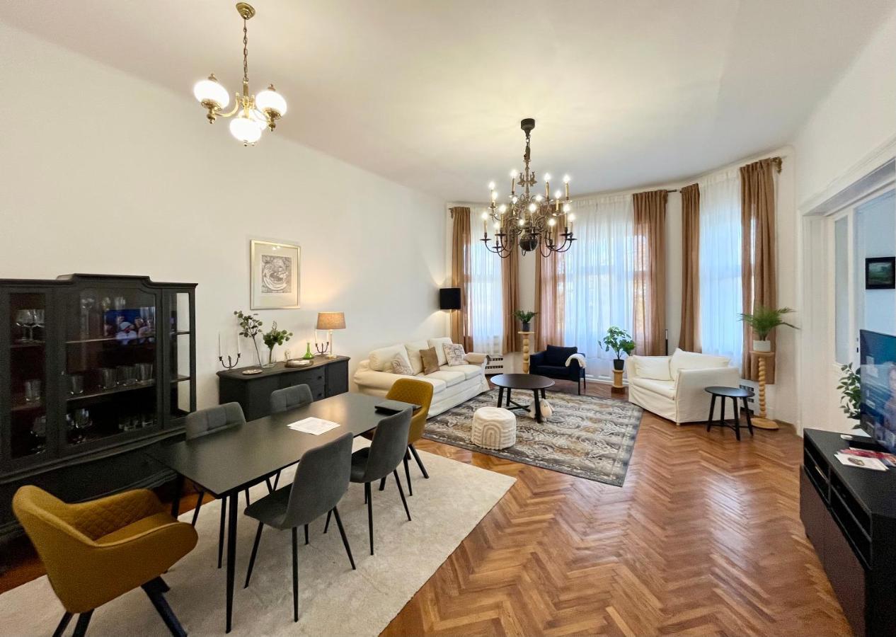 Hillside Luxury With Free Garage Apartament